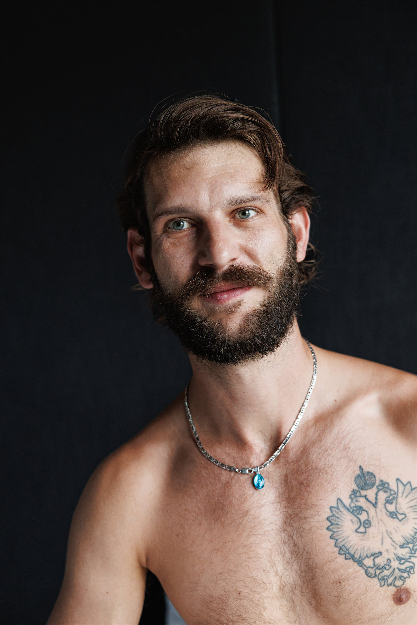Bohemian Boy: the bearded blue-eyed guy who shows it all naked