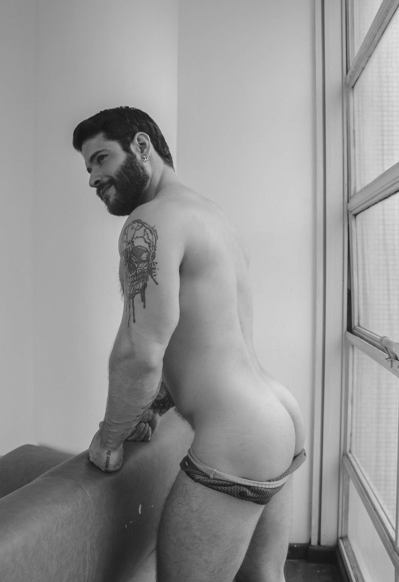 Eduardo Dean Knapp kicks back the covers and shows everything