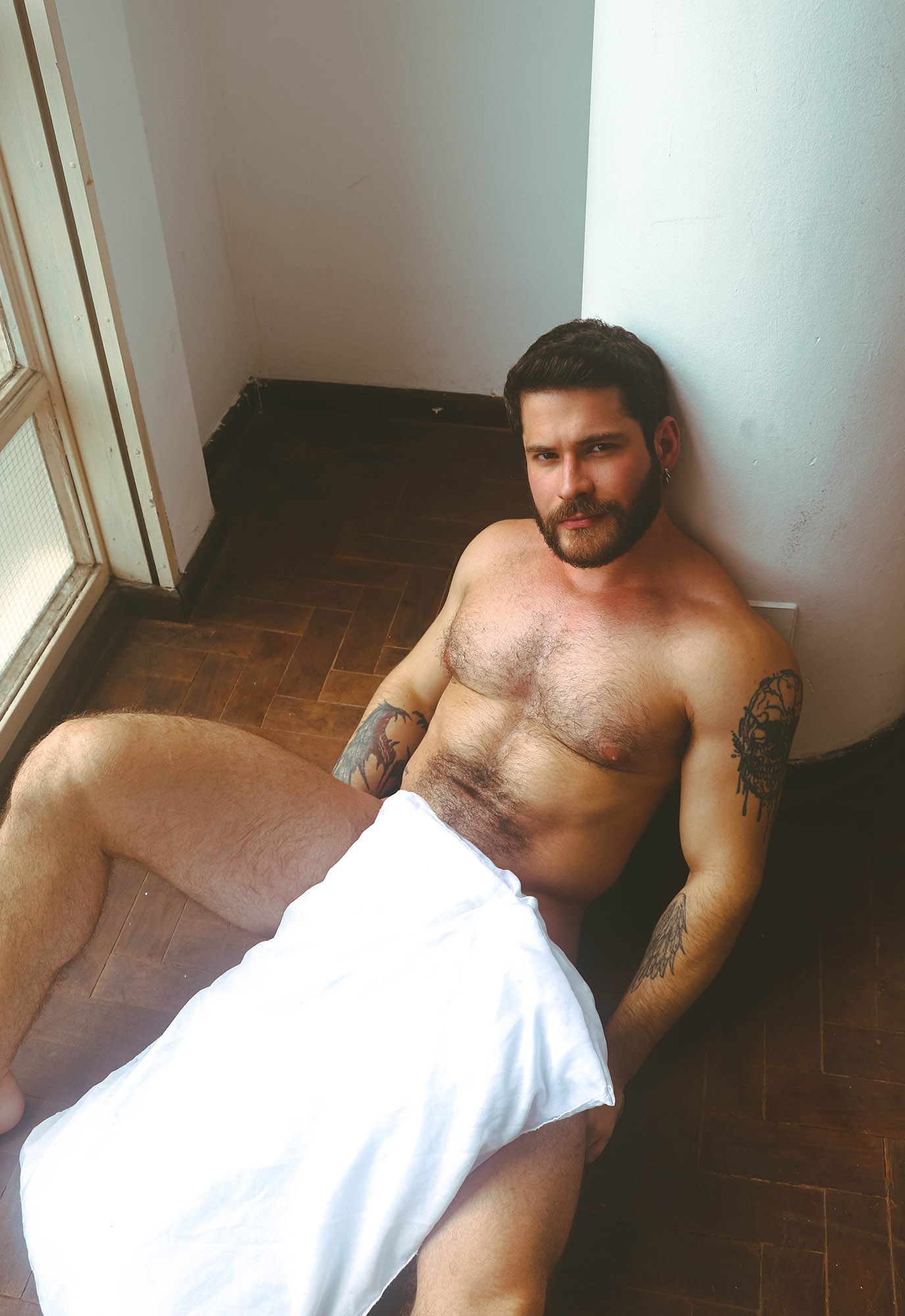 Eduardo Dean Knapp kicks back the covers and shows everything