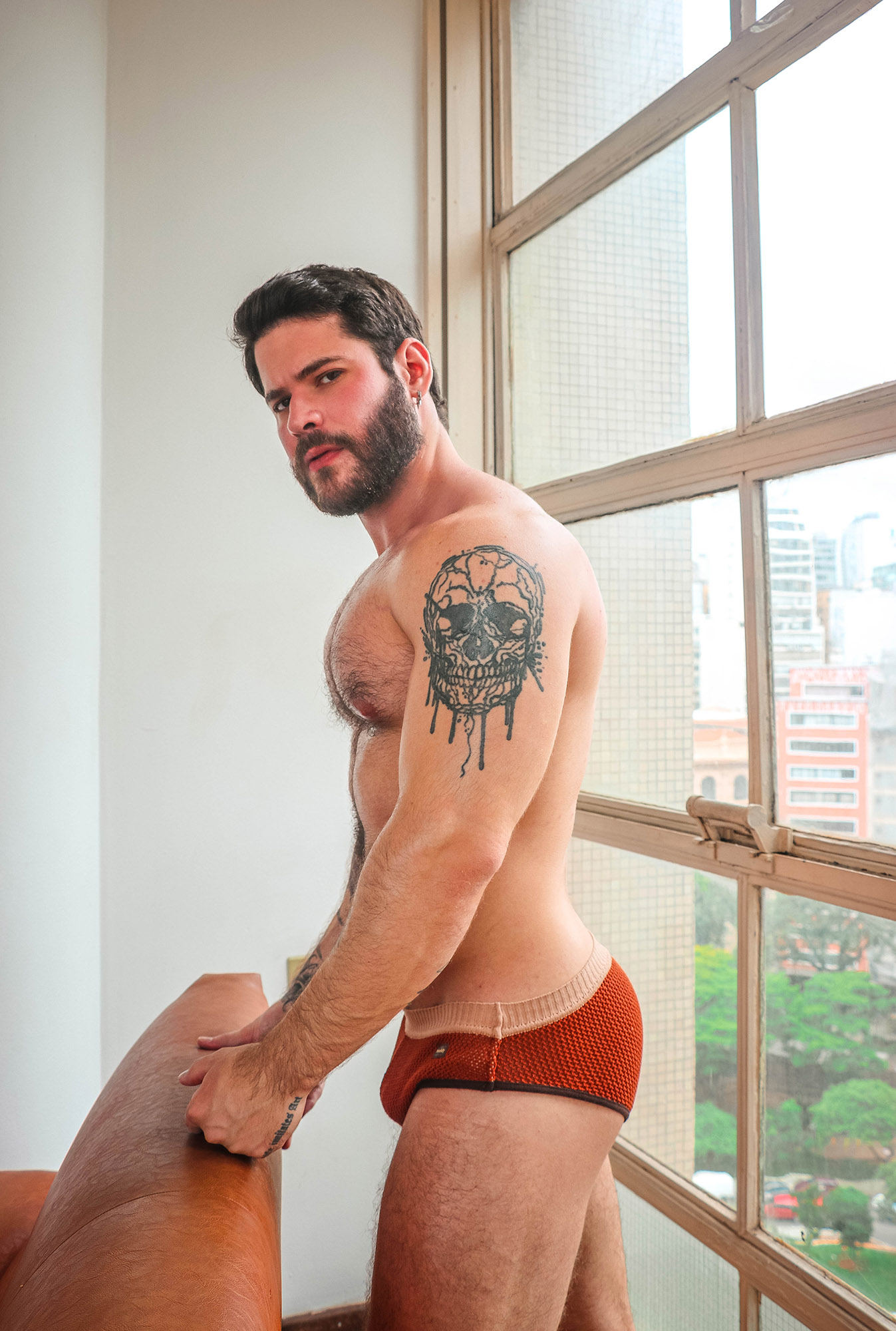 Eduardo Dean Knapp kicks back the covers and shows everything