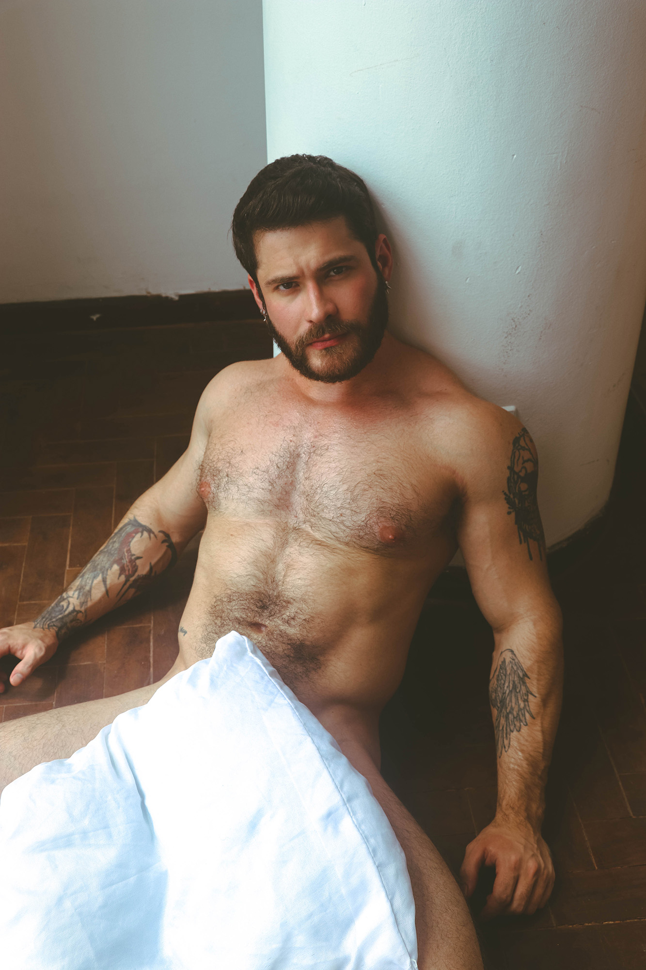 Eduardo Dean Knapp kicks back the covers and shows everything