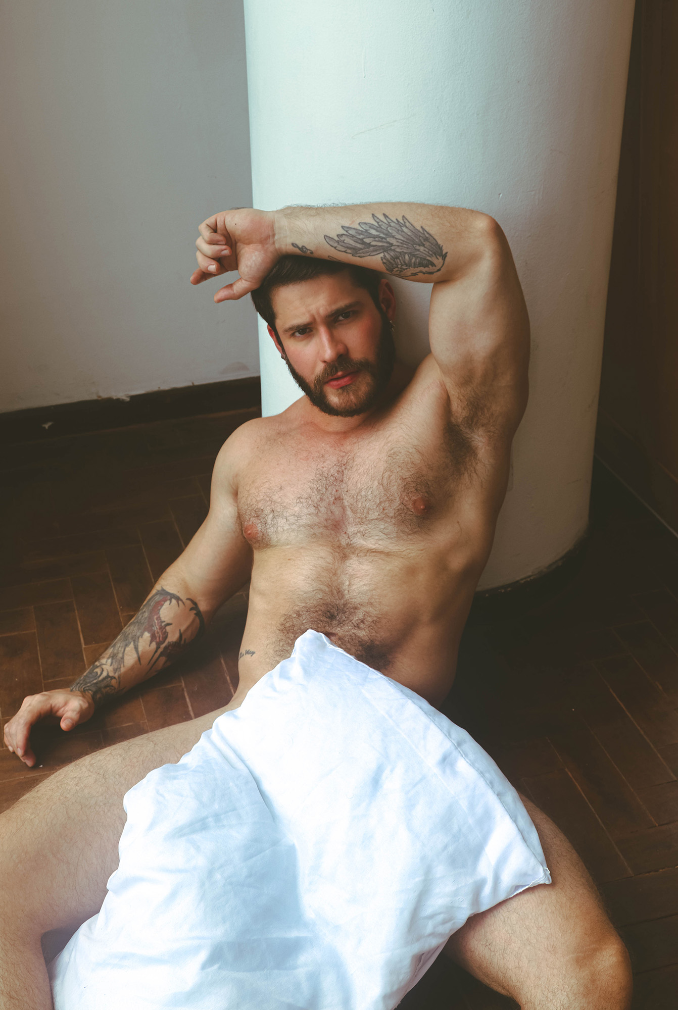 Eduardo Dean Knapp kicks back the covers and shows everything
