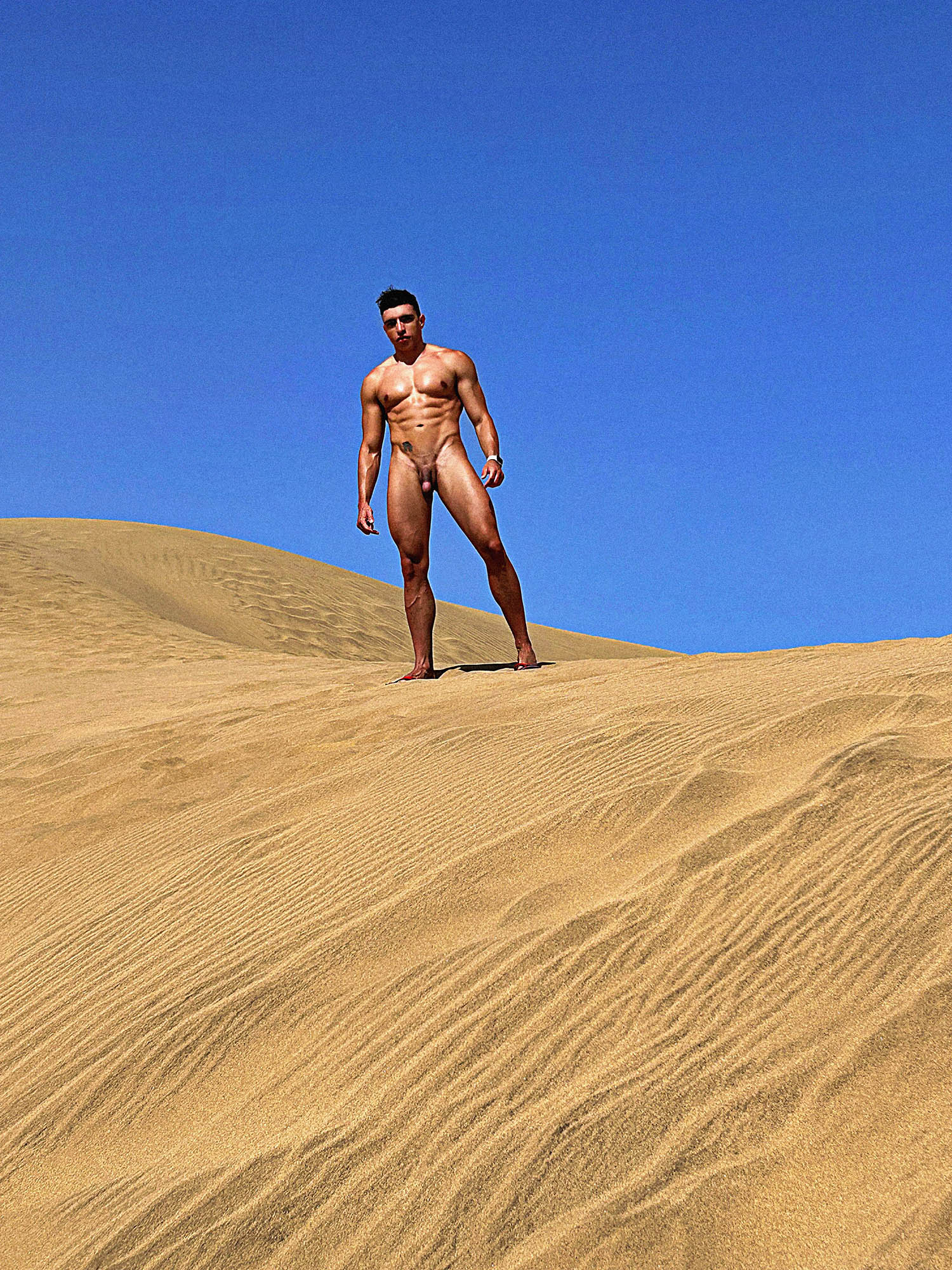 Franek Walker: The ex-Disney star naked in the Maspalomas dunes