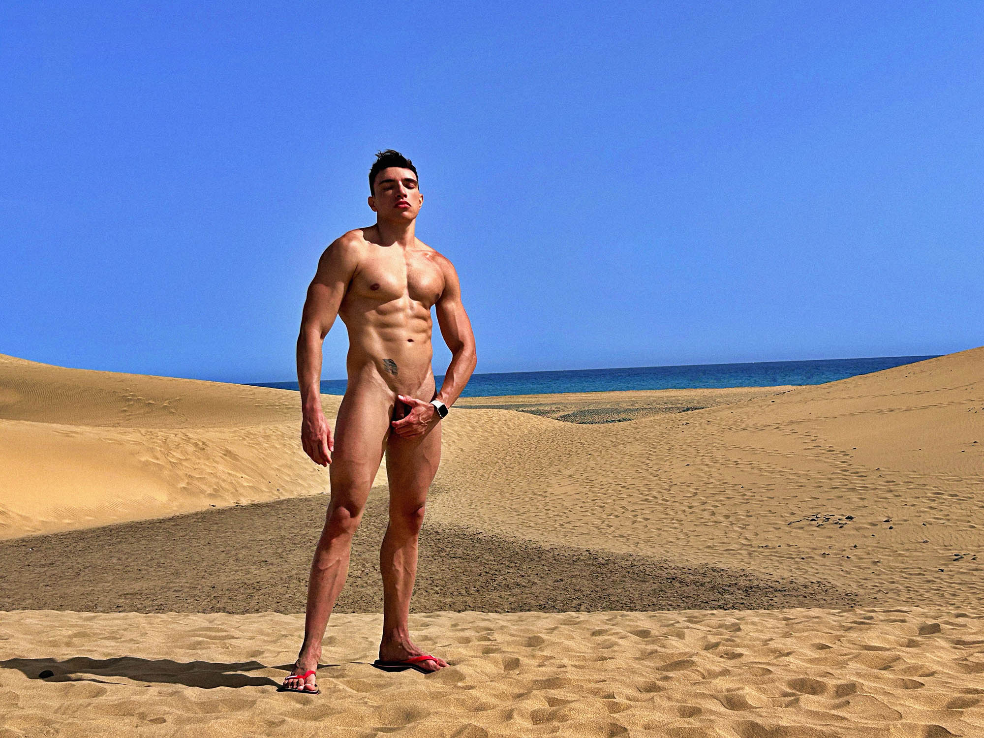 Franek Walker: The ex-Disney star naked in the Maspalomas dunes