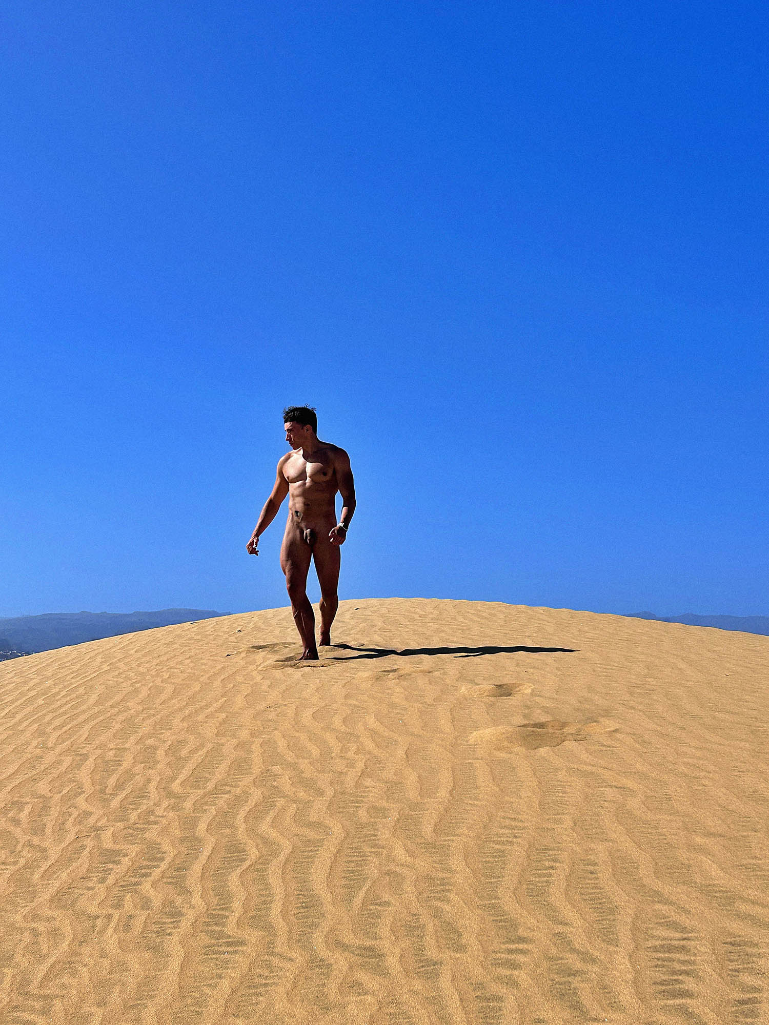 Franek Walker: The ex-Disney star naked in the Maspalomas dunes