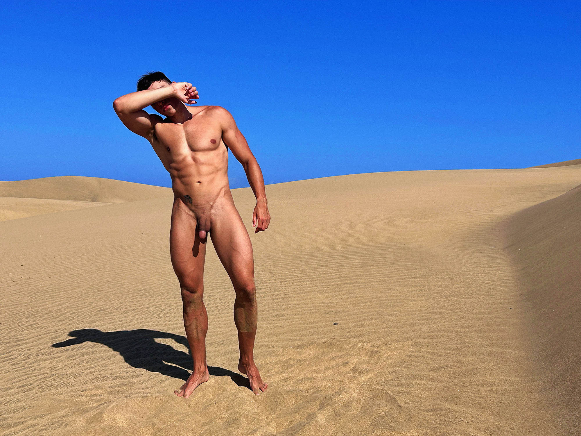 Franek Walker: The ex-Disney star naked in the Maspalomas dunes