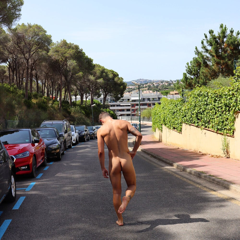 George East, the Englishman who walks around naked
