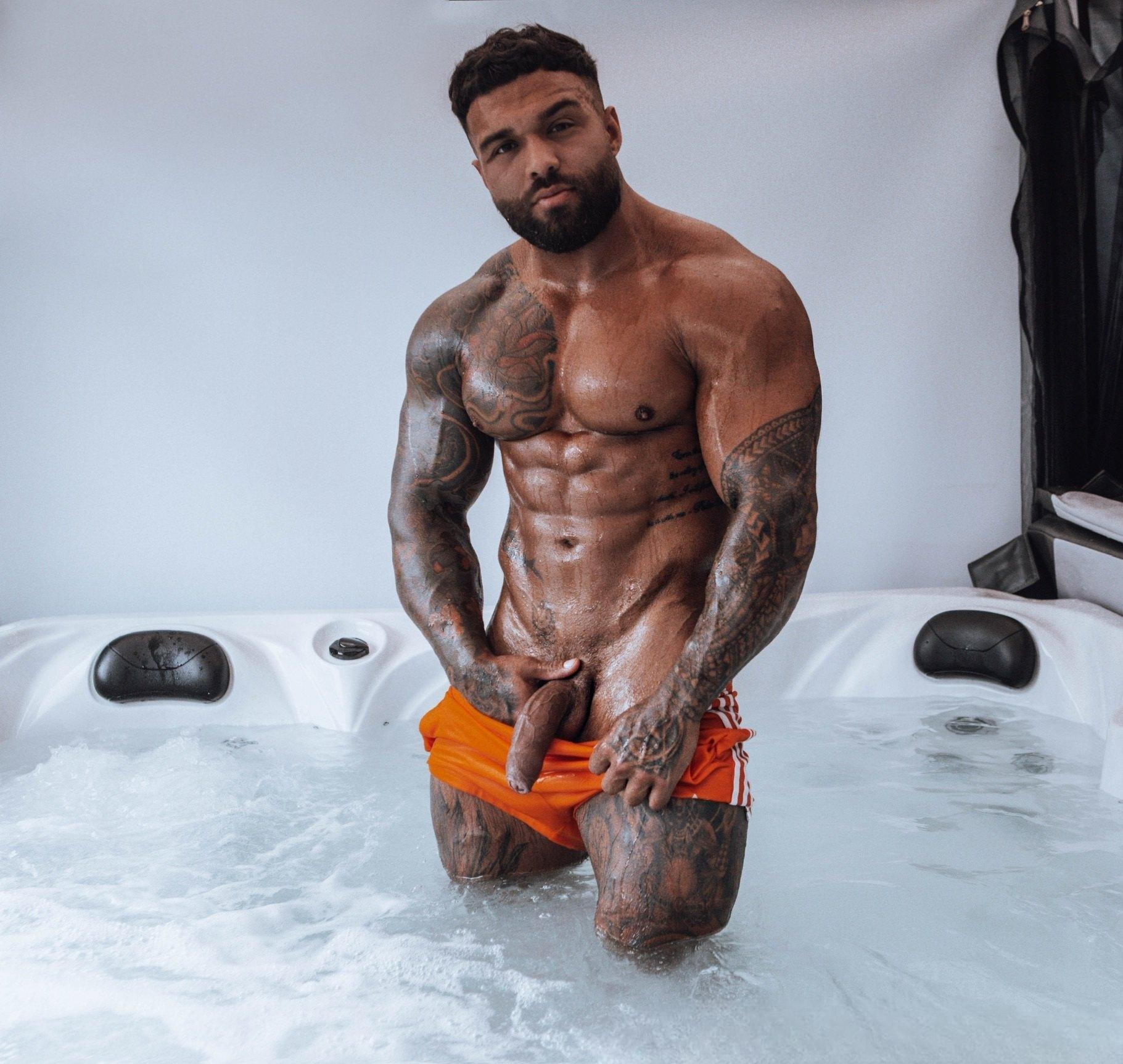 Handsometroyxxl: the bronzed bad boy you’d ride all night