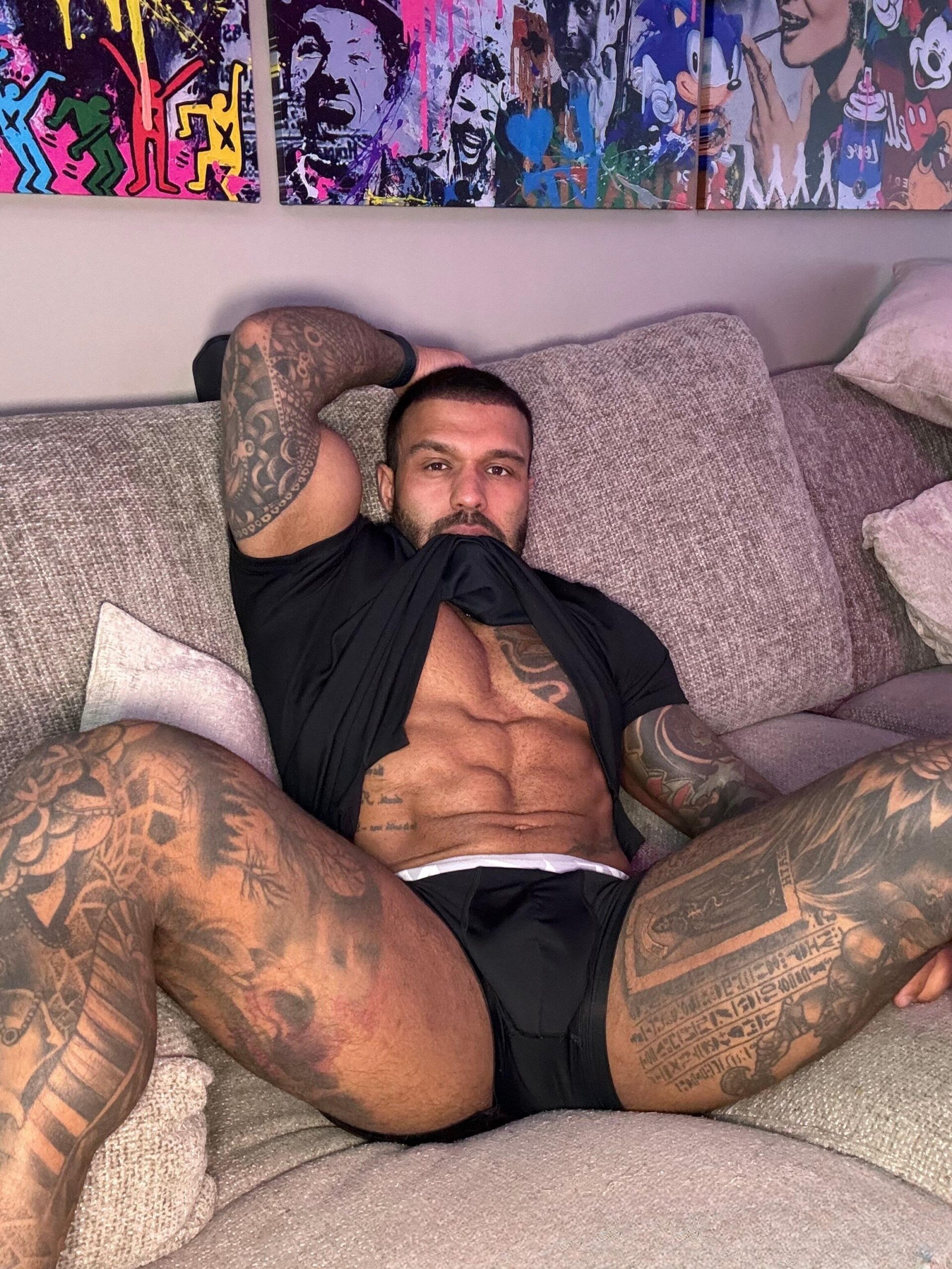 Handsometroyxxl: the bronzed bad boy you’d ride all night