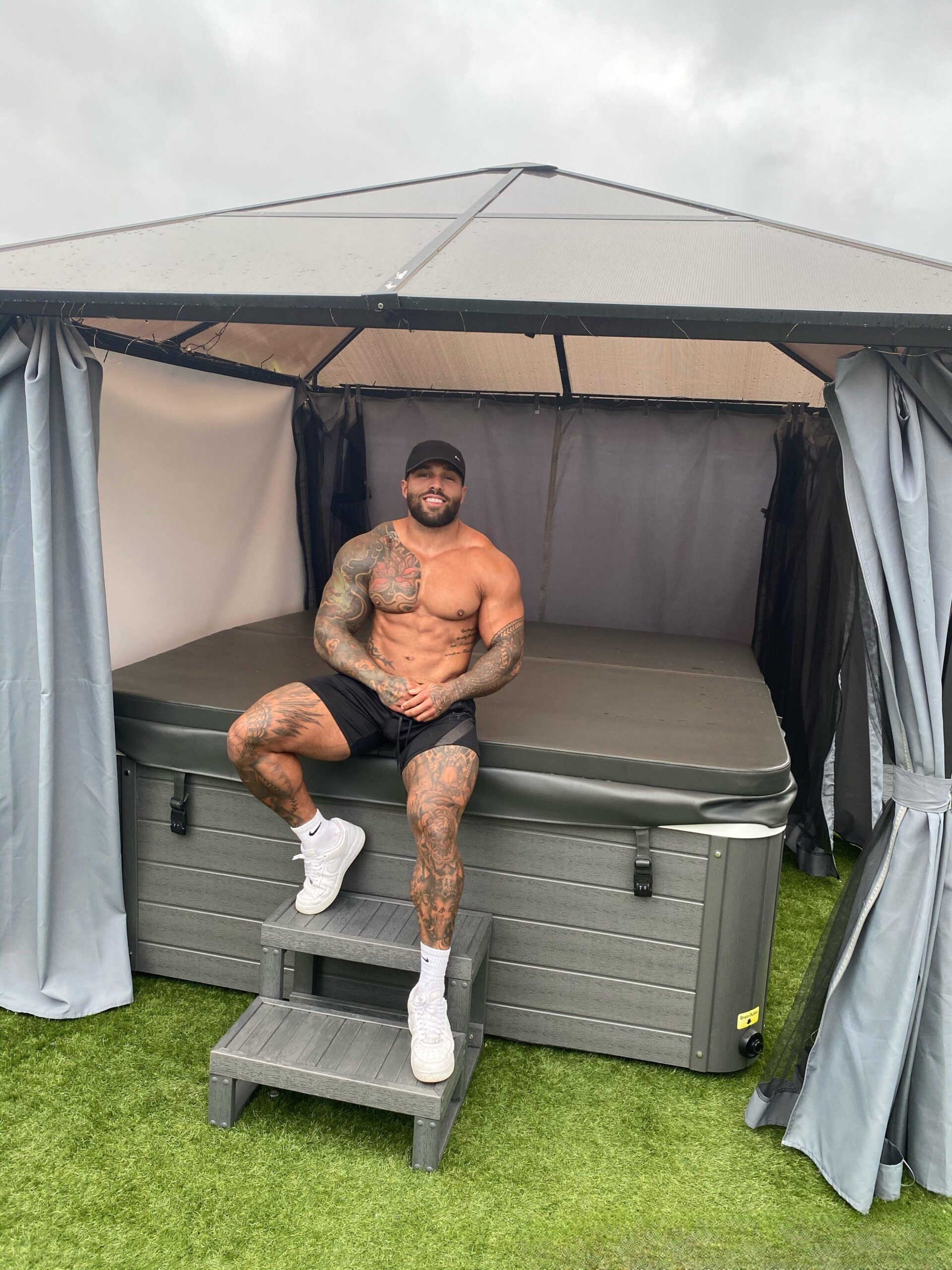 Handsometroyxxl: the bronzed bad boy you’d ride all night