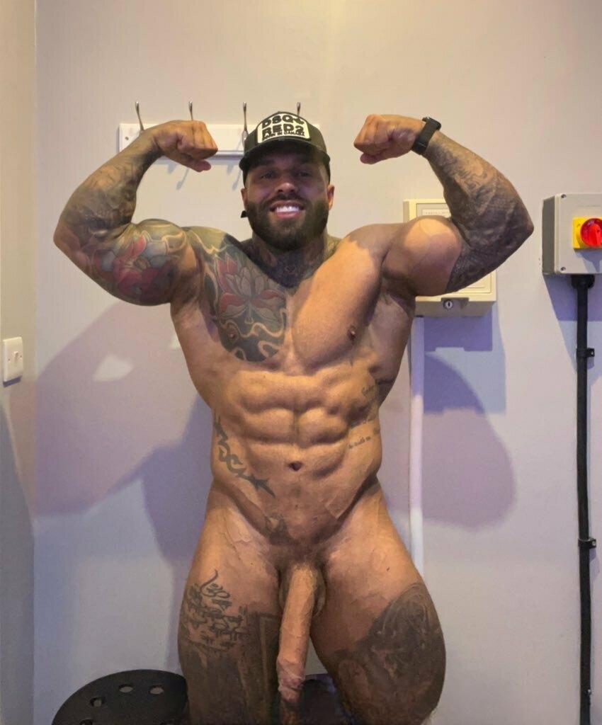Handsometroyxxl: the bronzed bad boy you’d ride all night