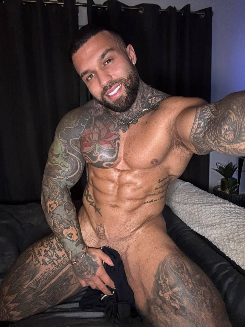 Handsometroyxxl: the bronzed bad boy you’d ride all night