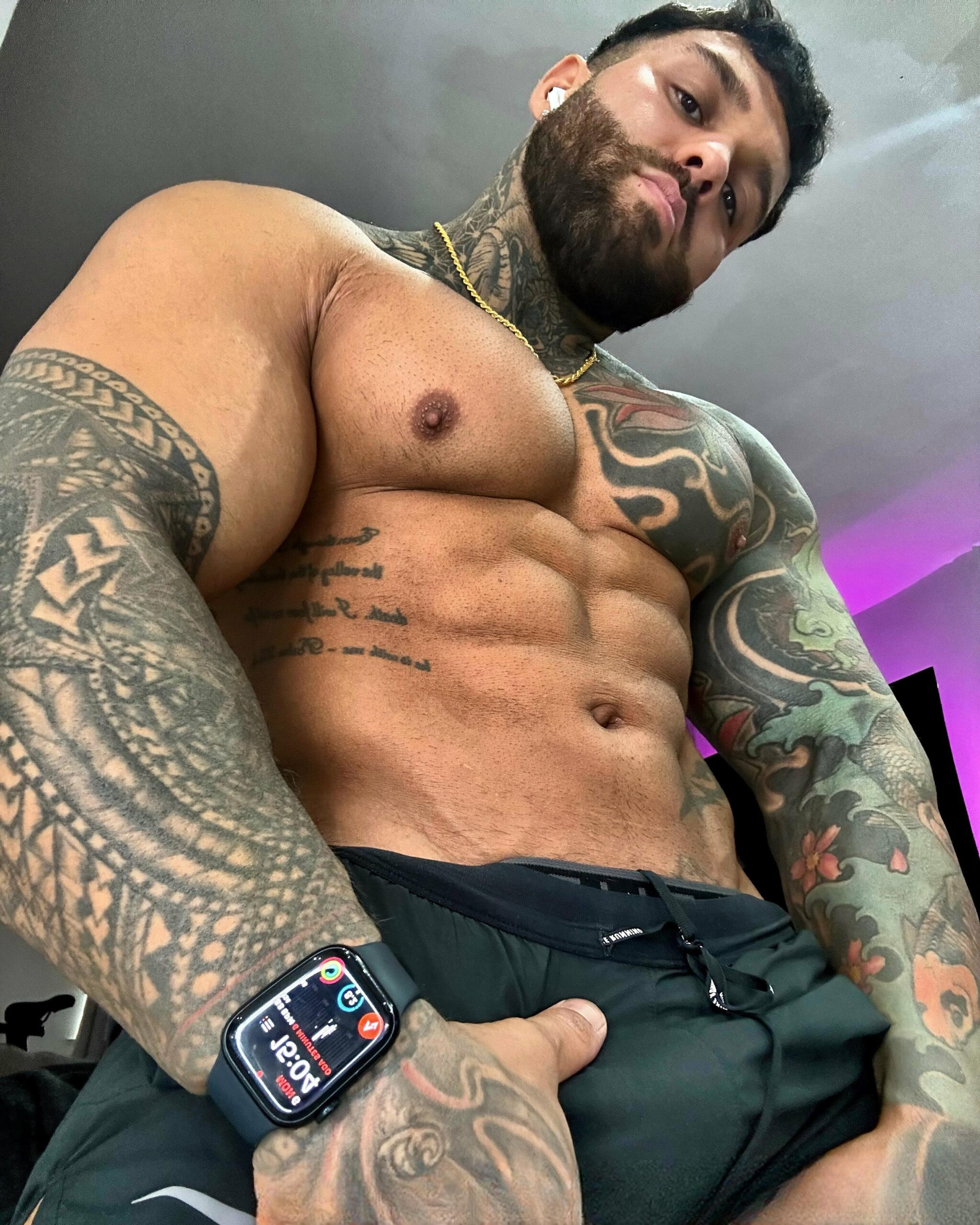 Handsometroyxxl: the bronzed bad boy you’d ride all night