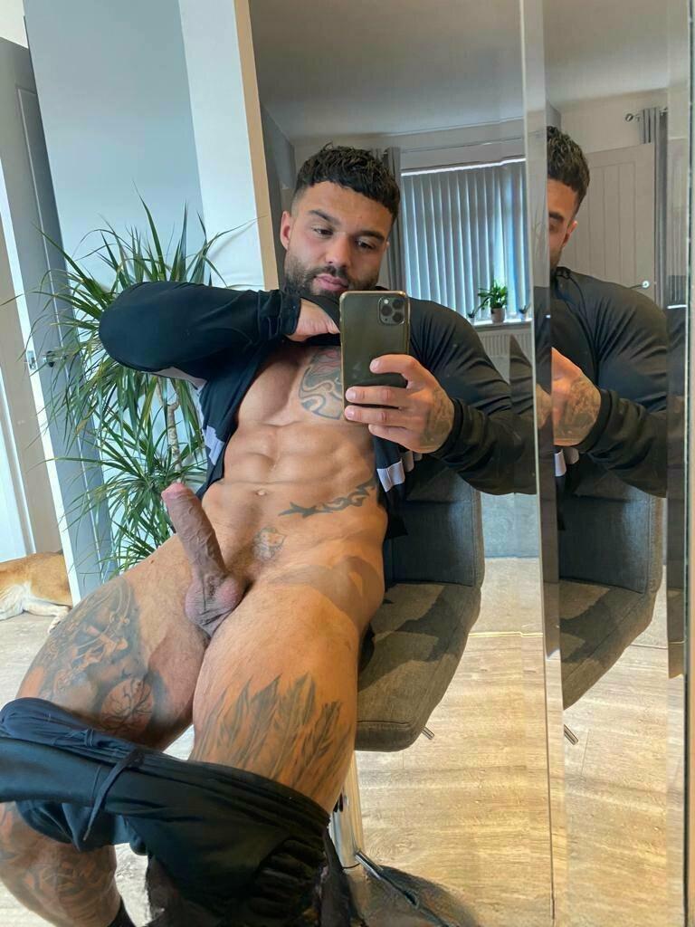 Handsometroyxxl: the bronzed bad boy you’d ride all night