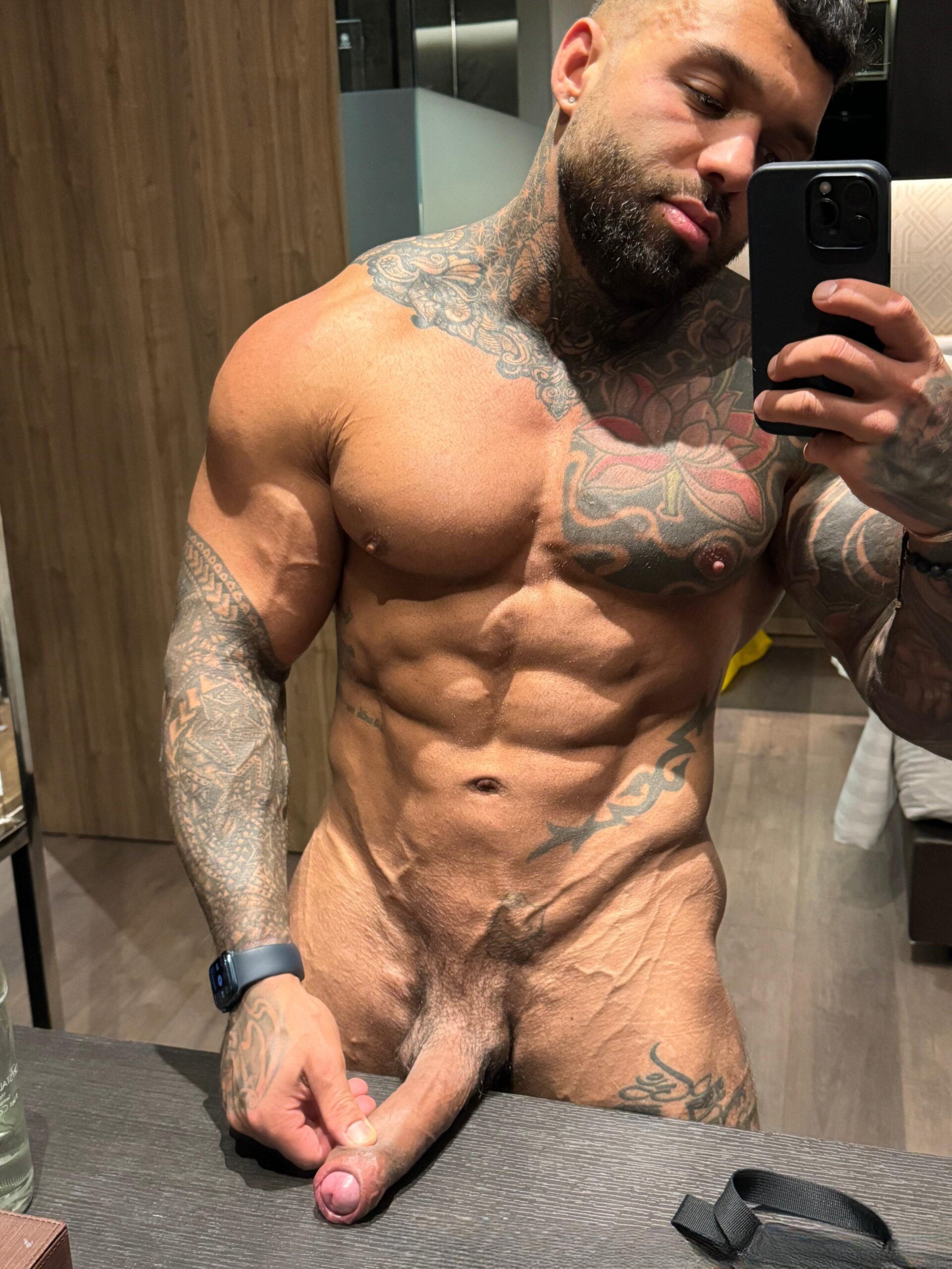 Handsometroyxxl: the bronzed bad boy you’d ride all night
