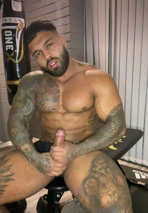 Handsometroyxxl: the bronzed bad boy you’d ride all night
