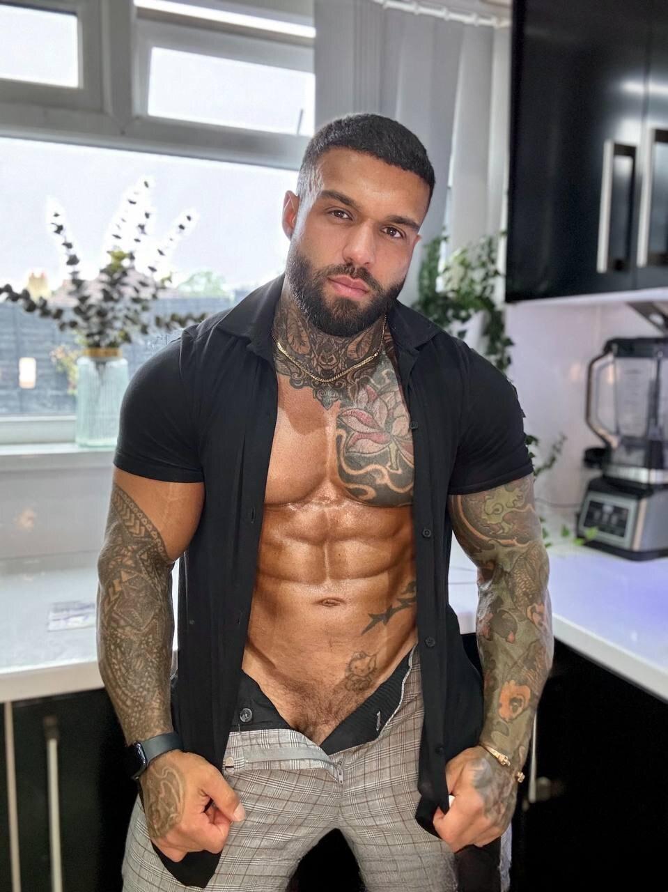 Handsometroyxxl: the bronzed bad boy you’d ride all night