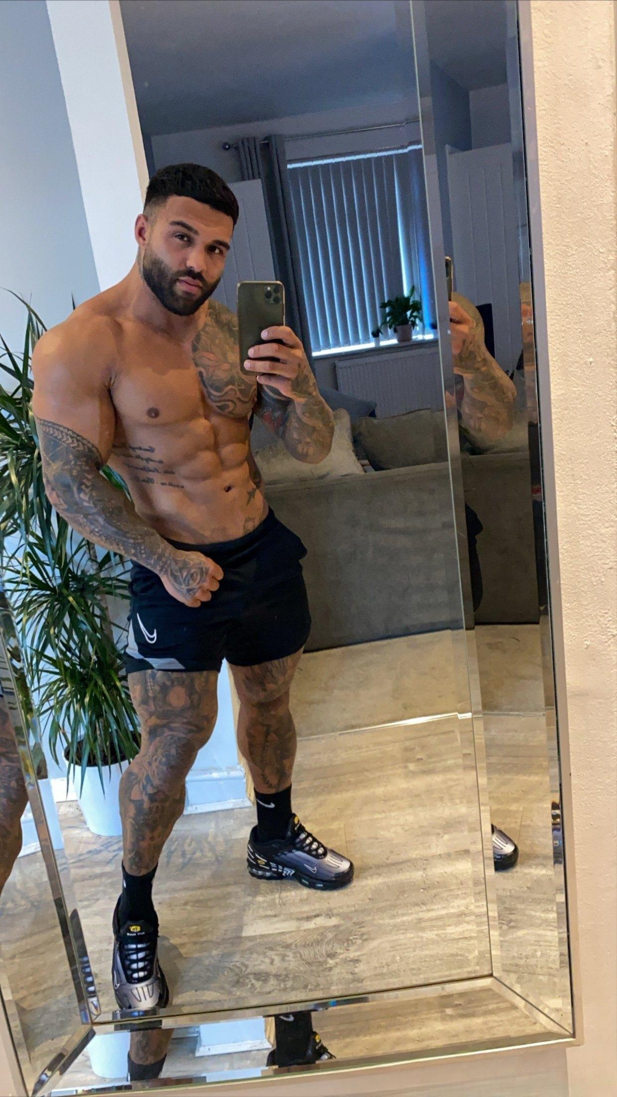 Handsometroyxxl: the bronzed bad boy you’d ride all night