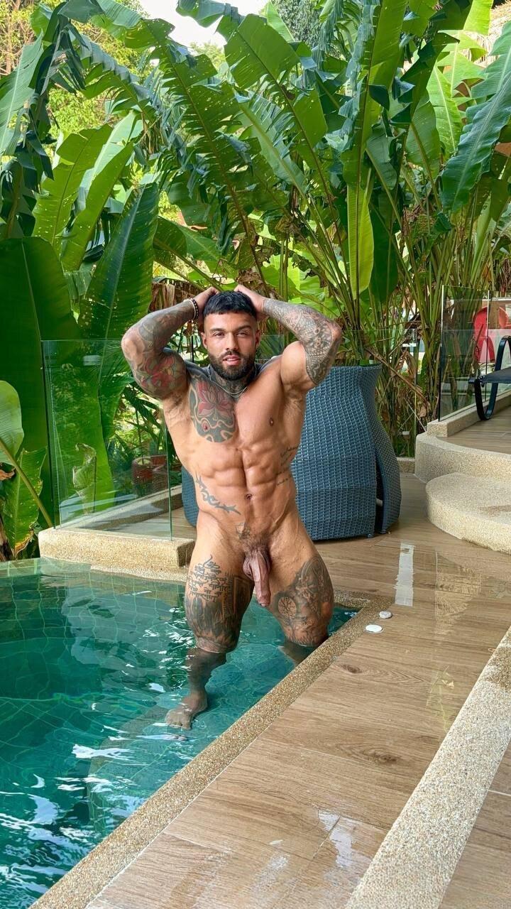 Handsometroyxxl: the bronzed bad boy you’d ride all night