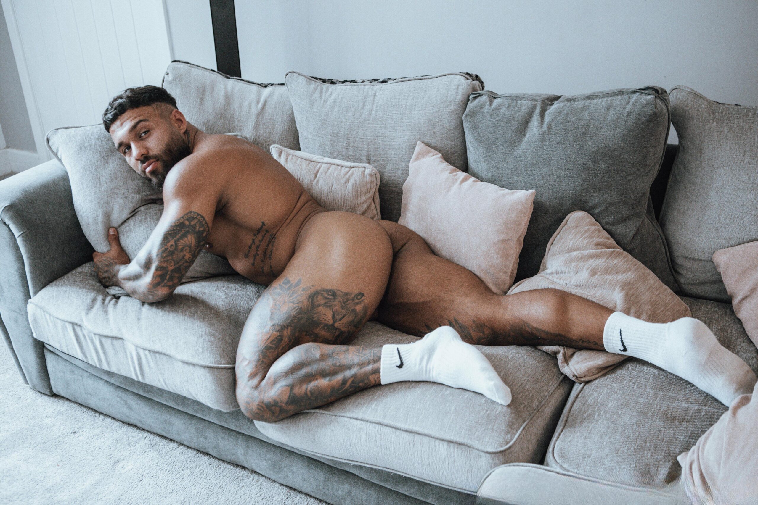 Handsometroyxxl: the bronzed bad boy you’d ride all night