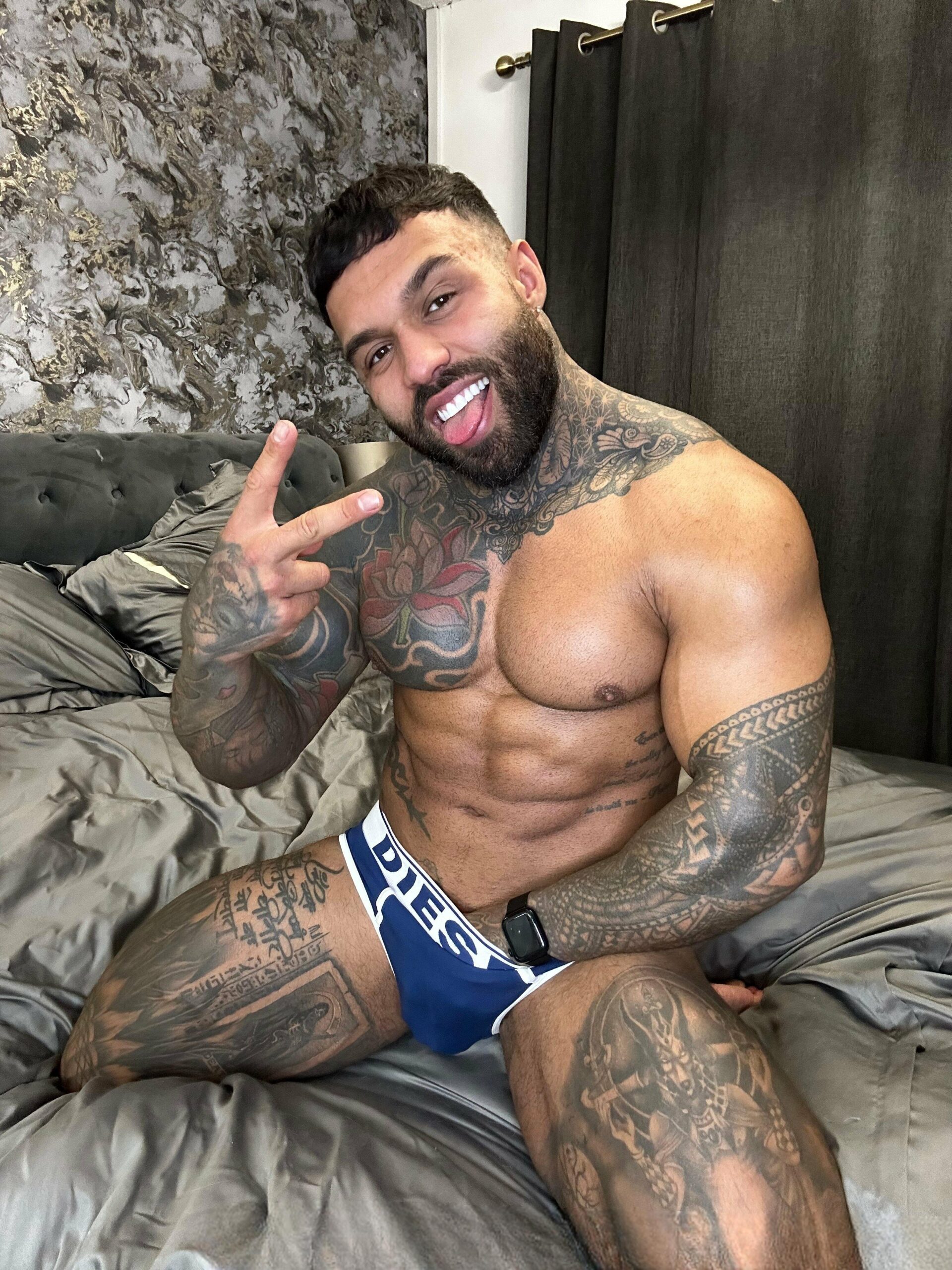 Handsometroyxxl: the bronzed bad boy you’d ride all night
