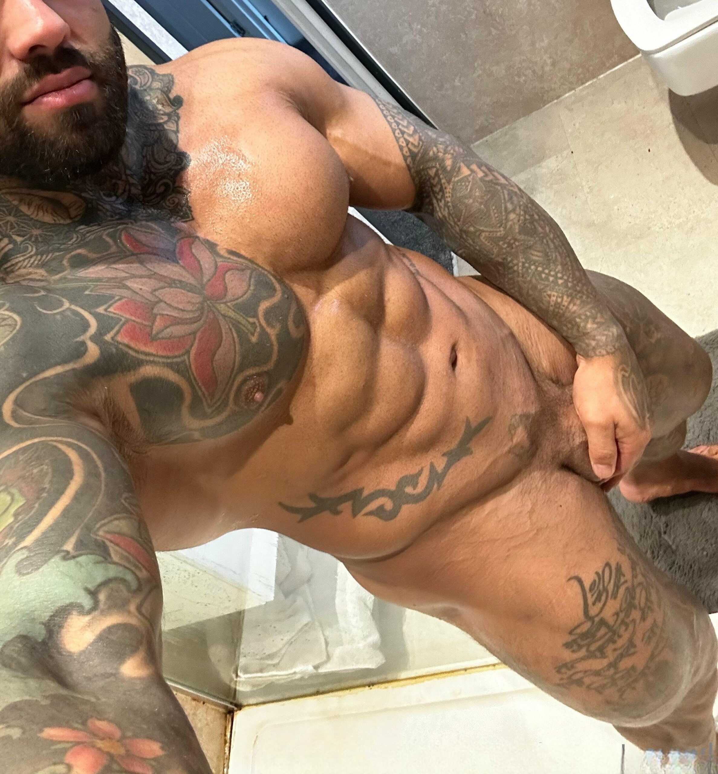 Handsometroyxxl: the bronzed bad boy you’d ride all night