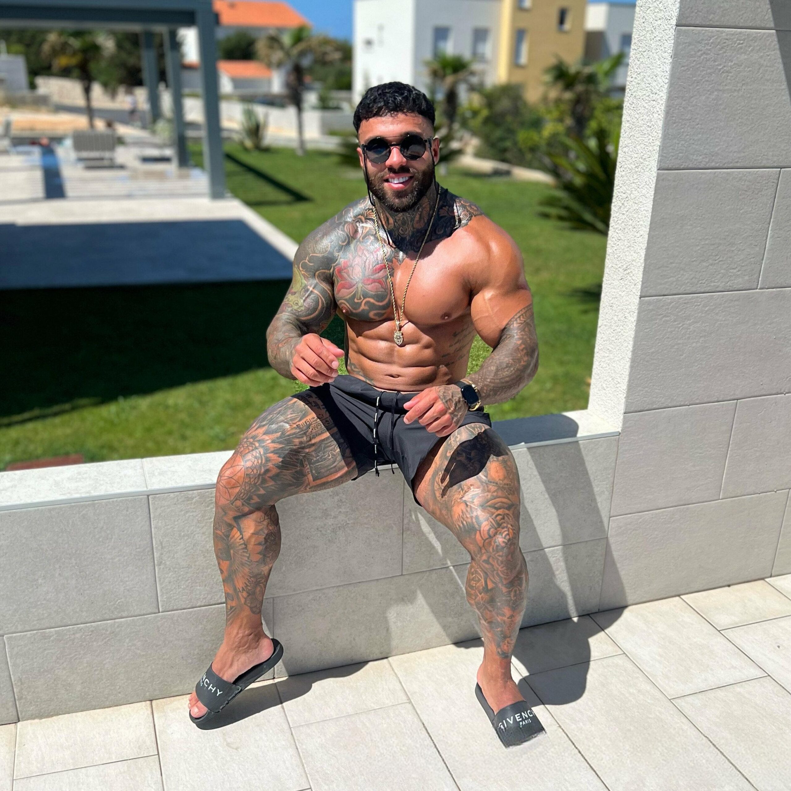 Handsometroyxxl: the bronzed bad boy you’d ride all night
