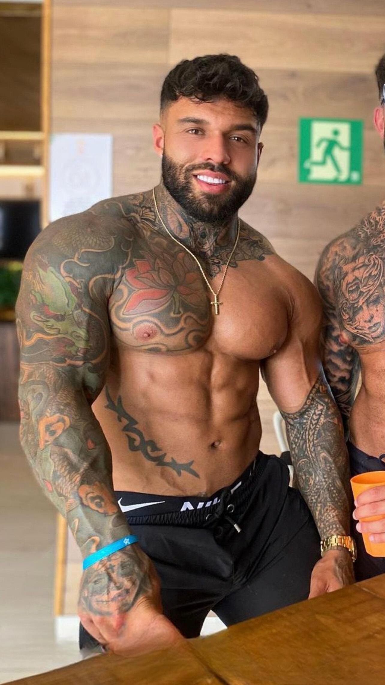 Handsometroyxxl: the bronzed bad boy you’d ride all night