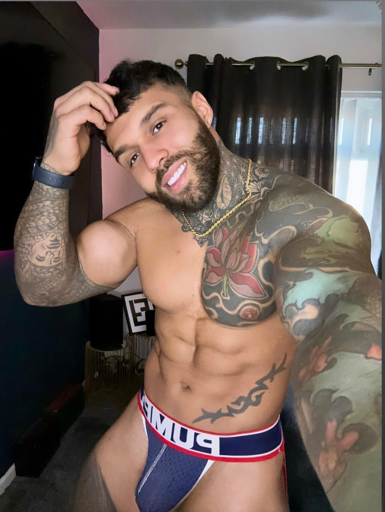 Handsometroyxxl: the bronzed bad boy you’d ride all night
