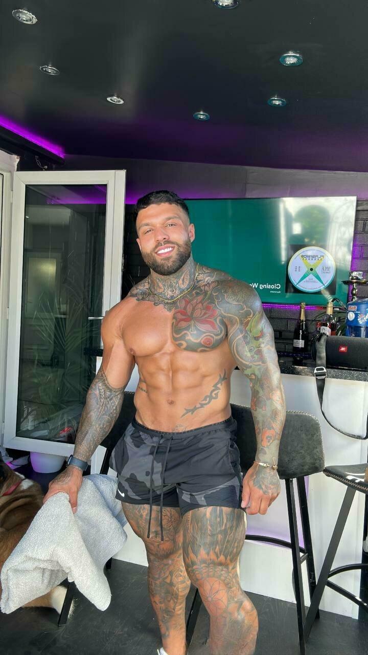 Handsometroyxxl: the bronzed bad boy you’d ride all night