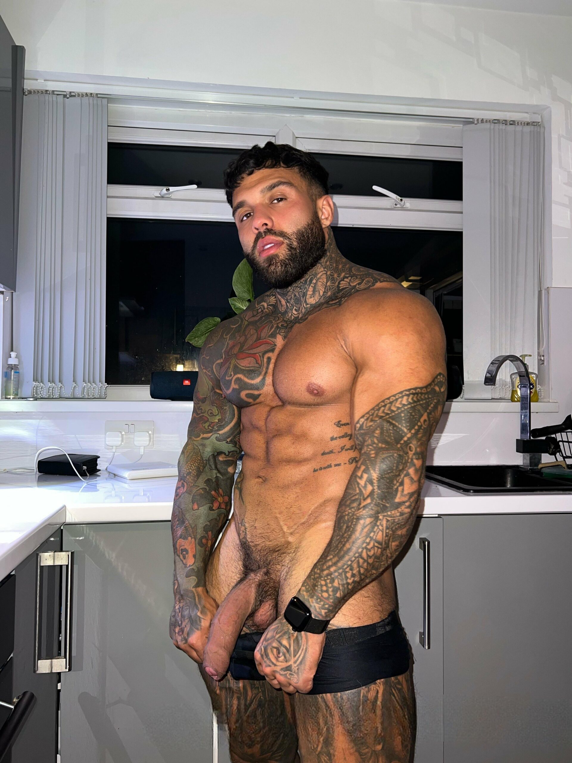 Handsometroyxxl: the bronzed bad boy you’d ride all night