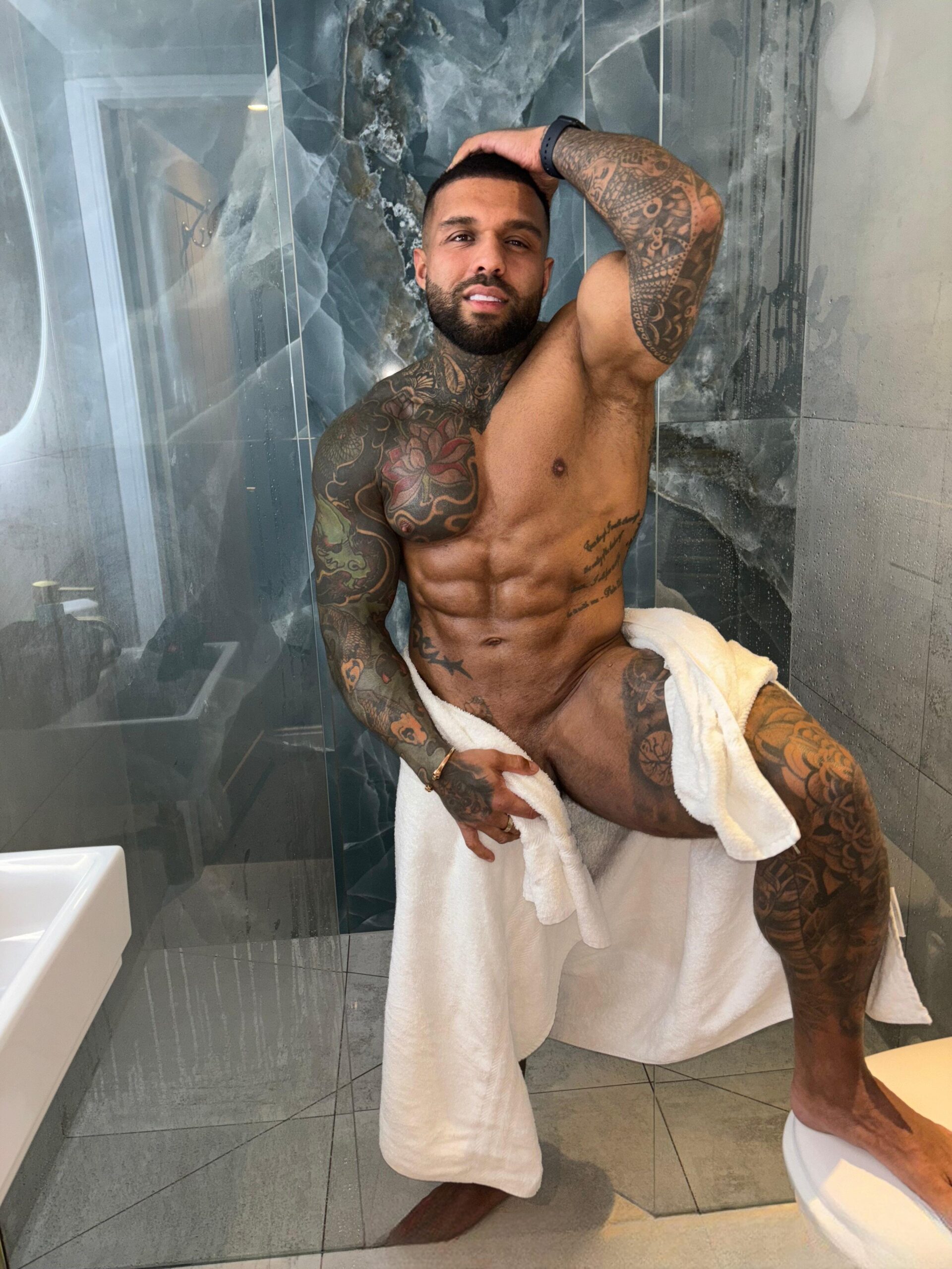 Handsometroyxxl: the bronzed bad boy you’d ride all night