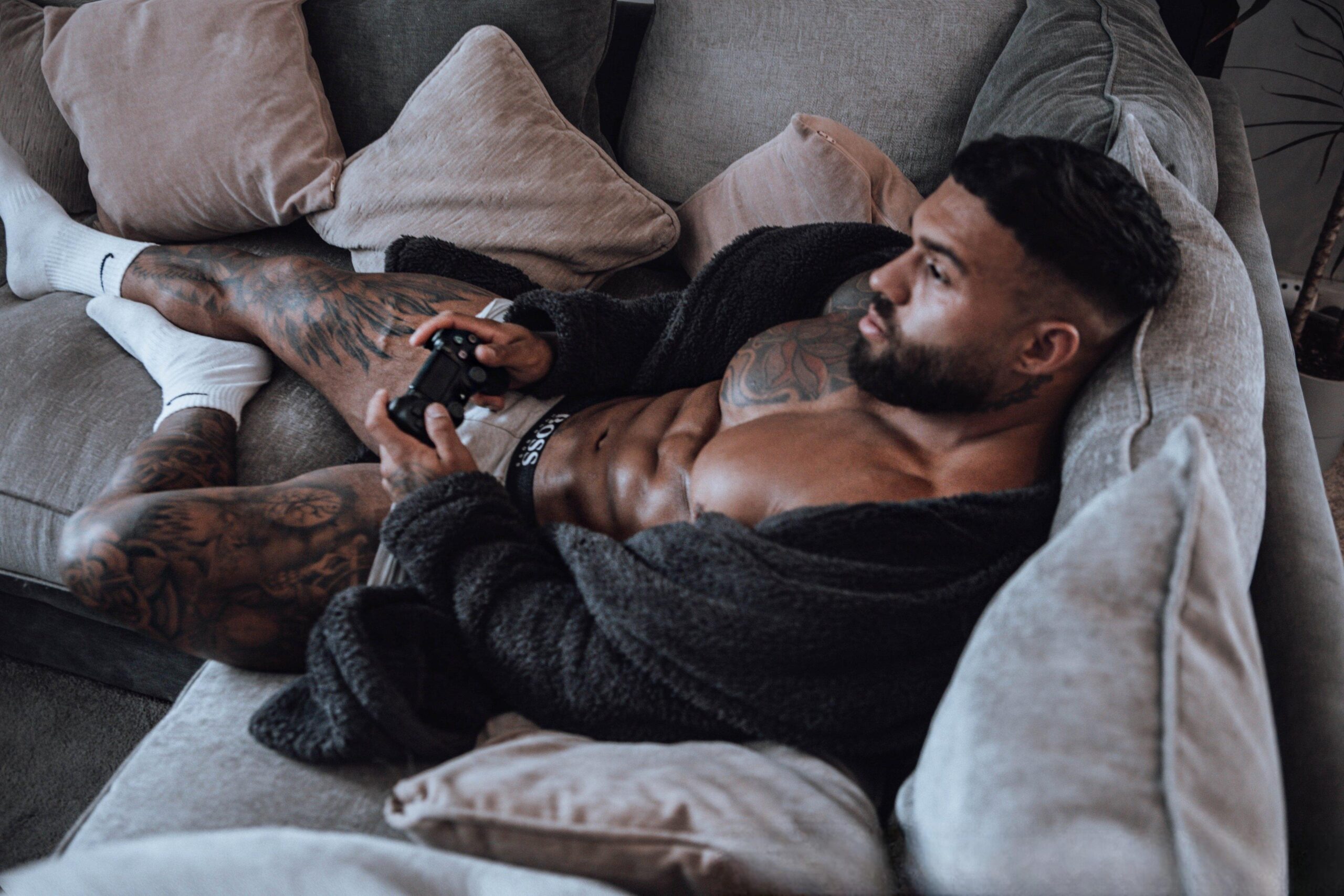 Handsometroyxxl: the bronzed bad boy you’d ride all night
