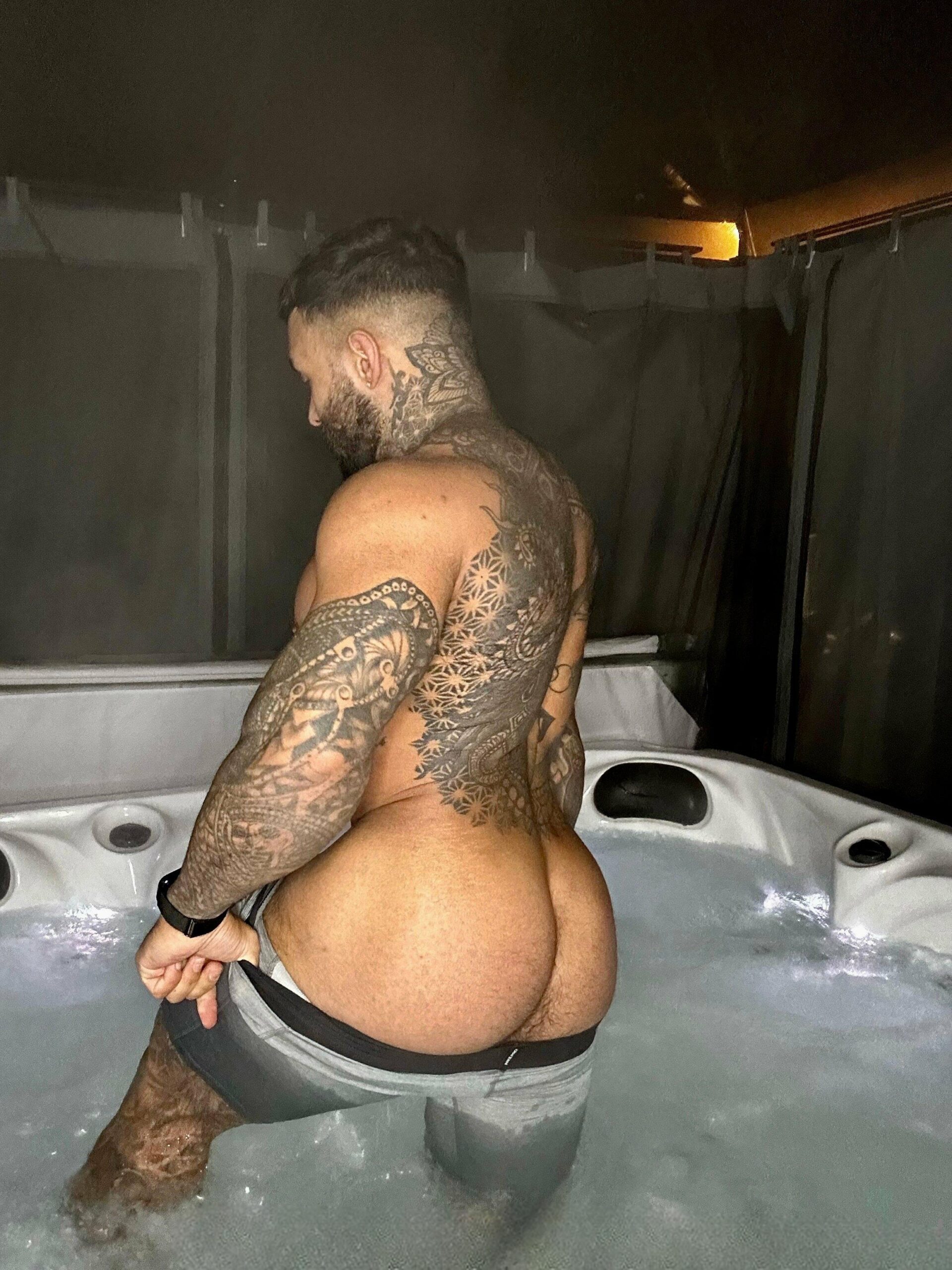 Handsometroyxxl: the bronzed bad boy you’d ride all night