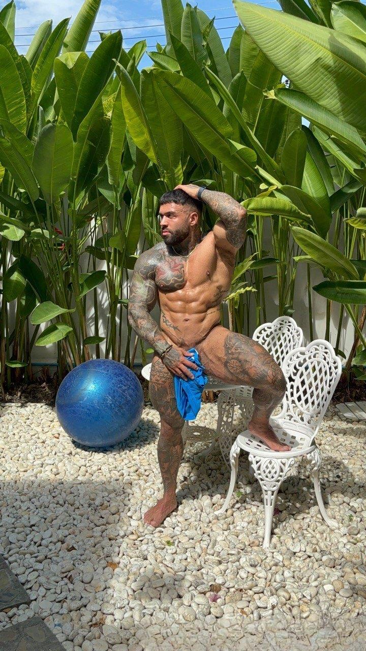 Handsometroyxxl: the bronzed bad boy you’d ride all night