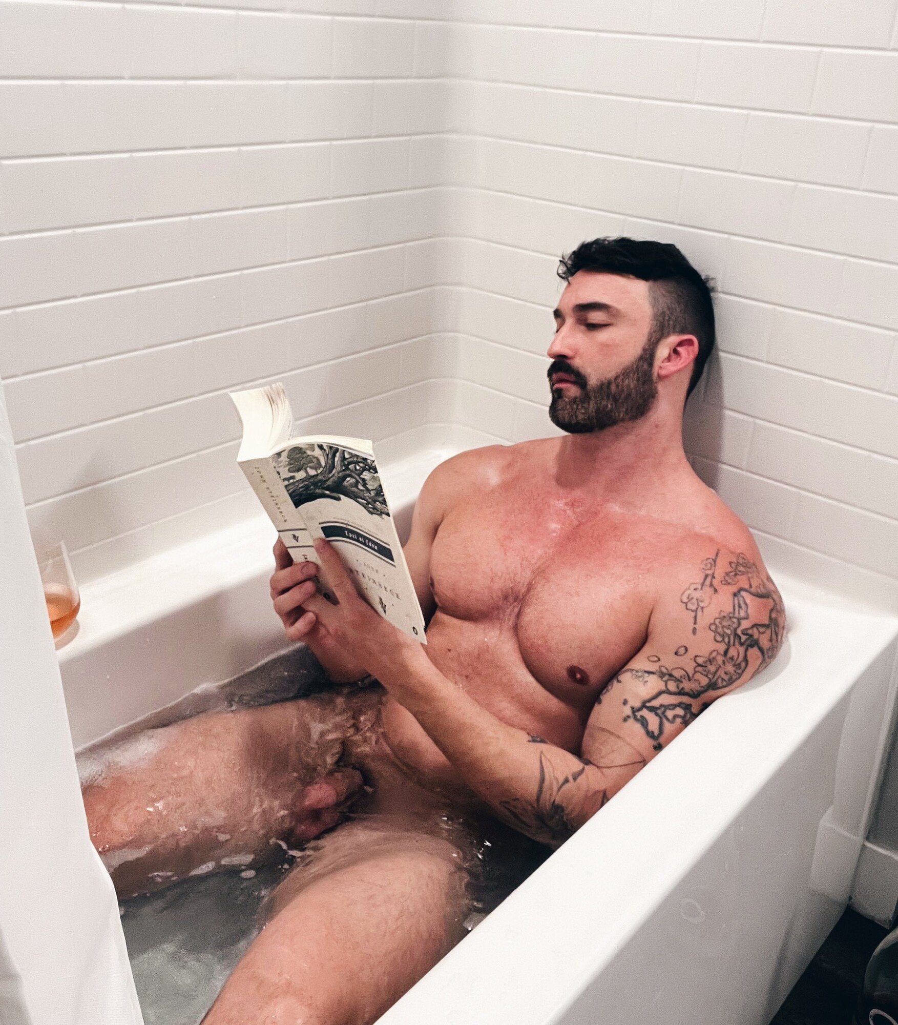 Jett Wayne: The Muscular Revelation that Sets our Senses Aflame!