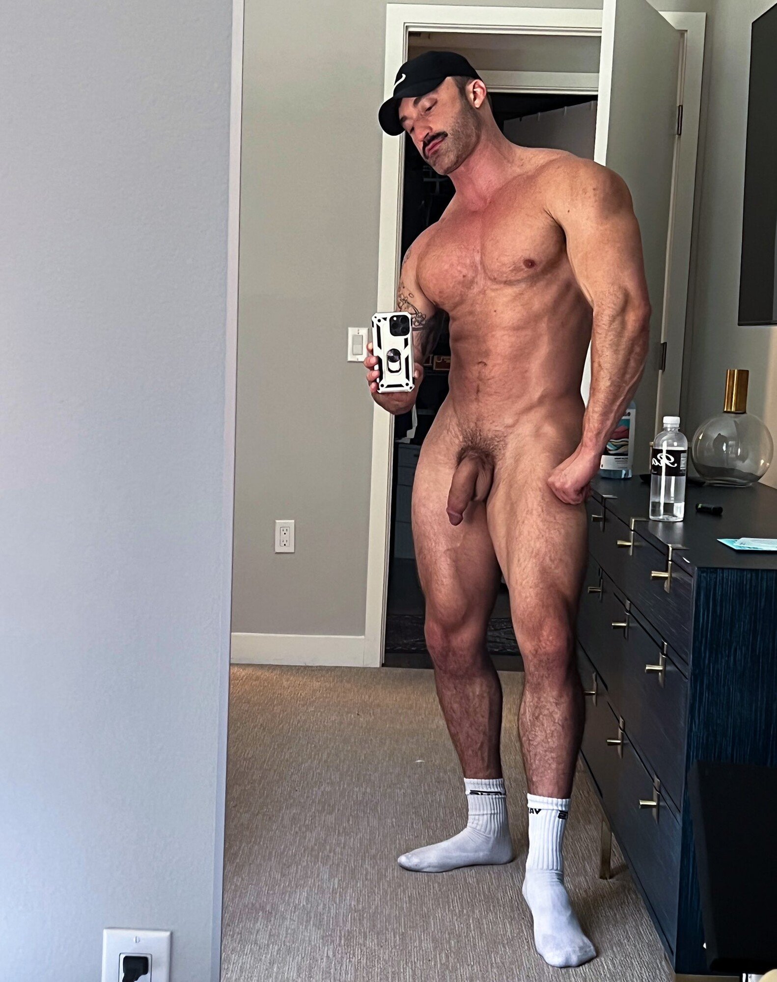 Jett Wayne: The Muscular Revelation that Sets our Senses Aflame!