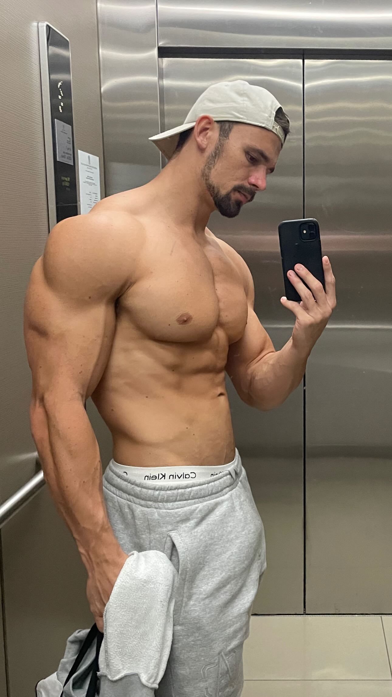 Josh: Handsome Australian Hunk with Massive Pecs