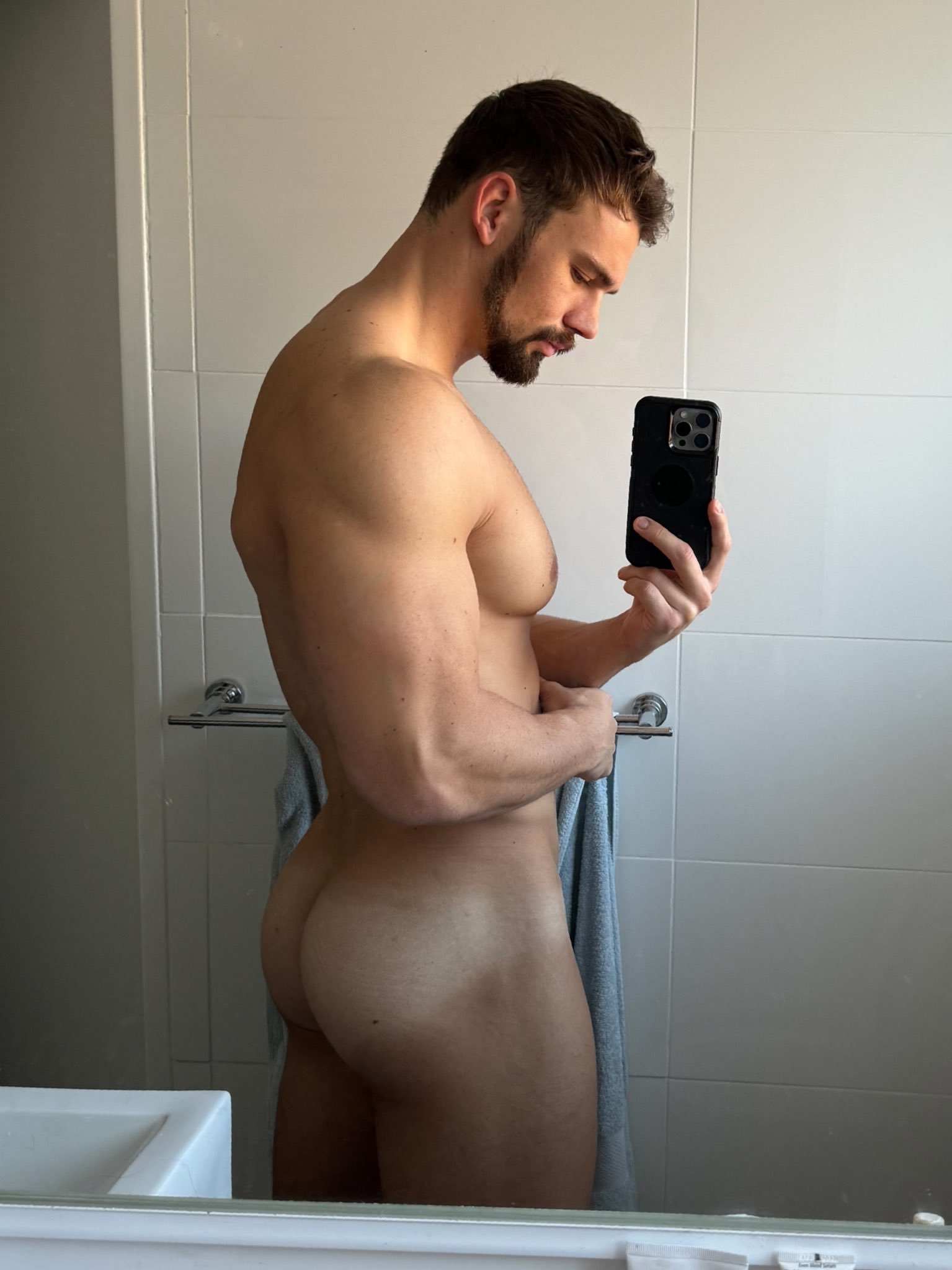 Josh: Handsome Australian Hunk with Massive Pecs