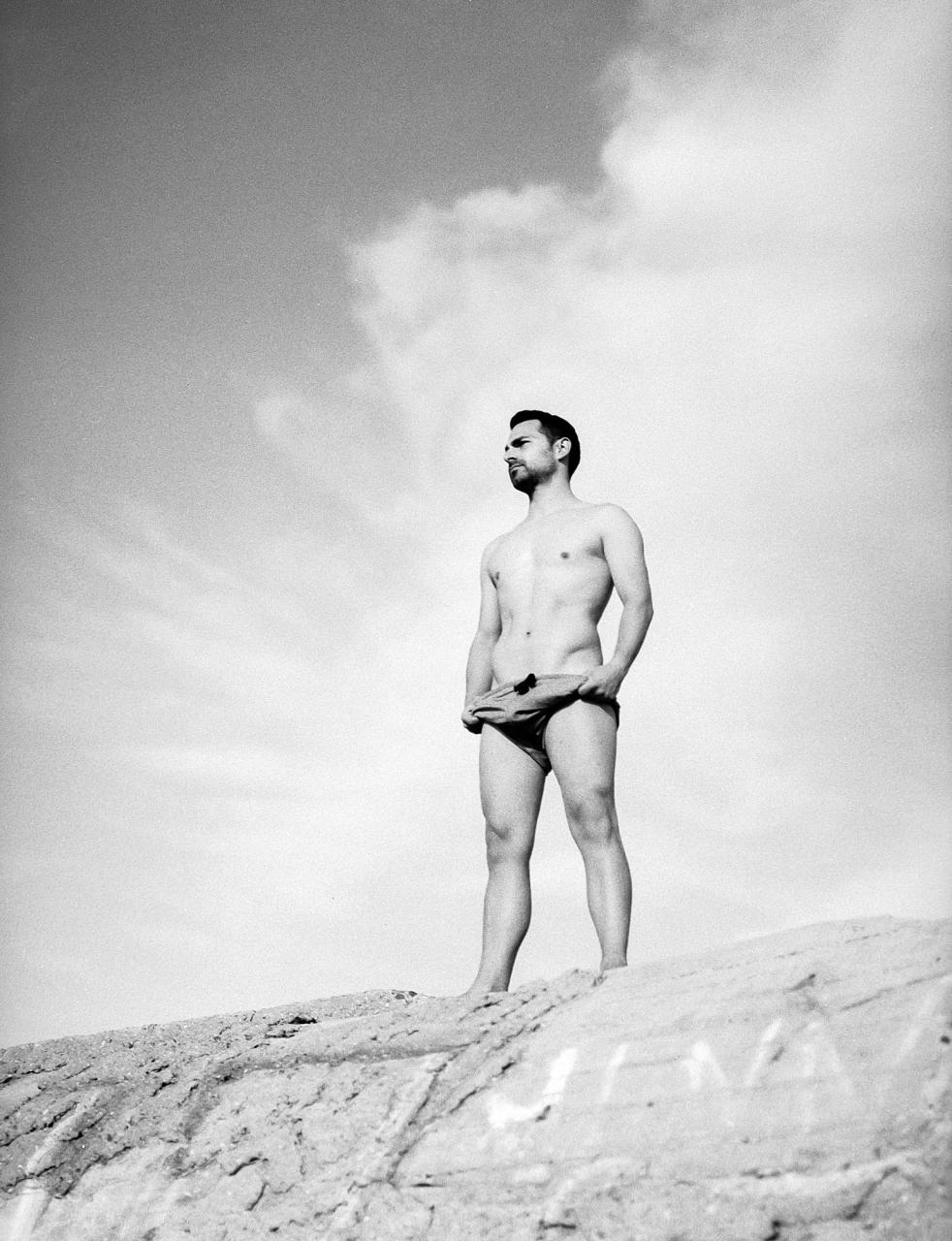 Julen Torres: the Basque guy who strips everything off on the beach and lets you watch