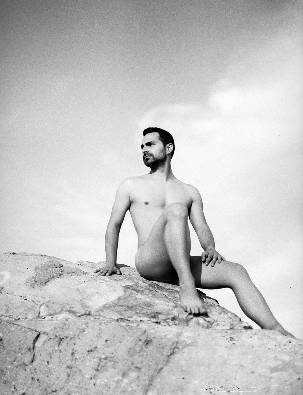 Julen Torres: the Basque guy who strips everything off on the beach and lets you watch