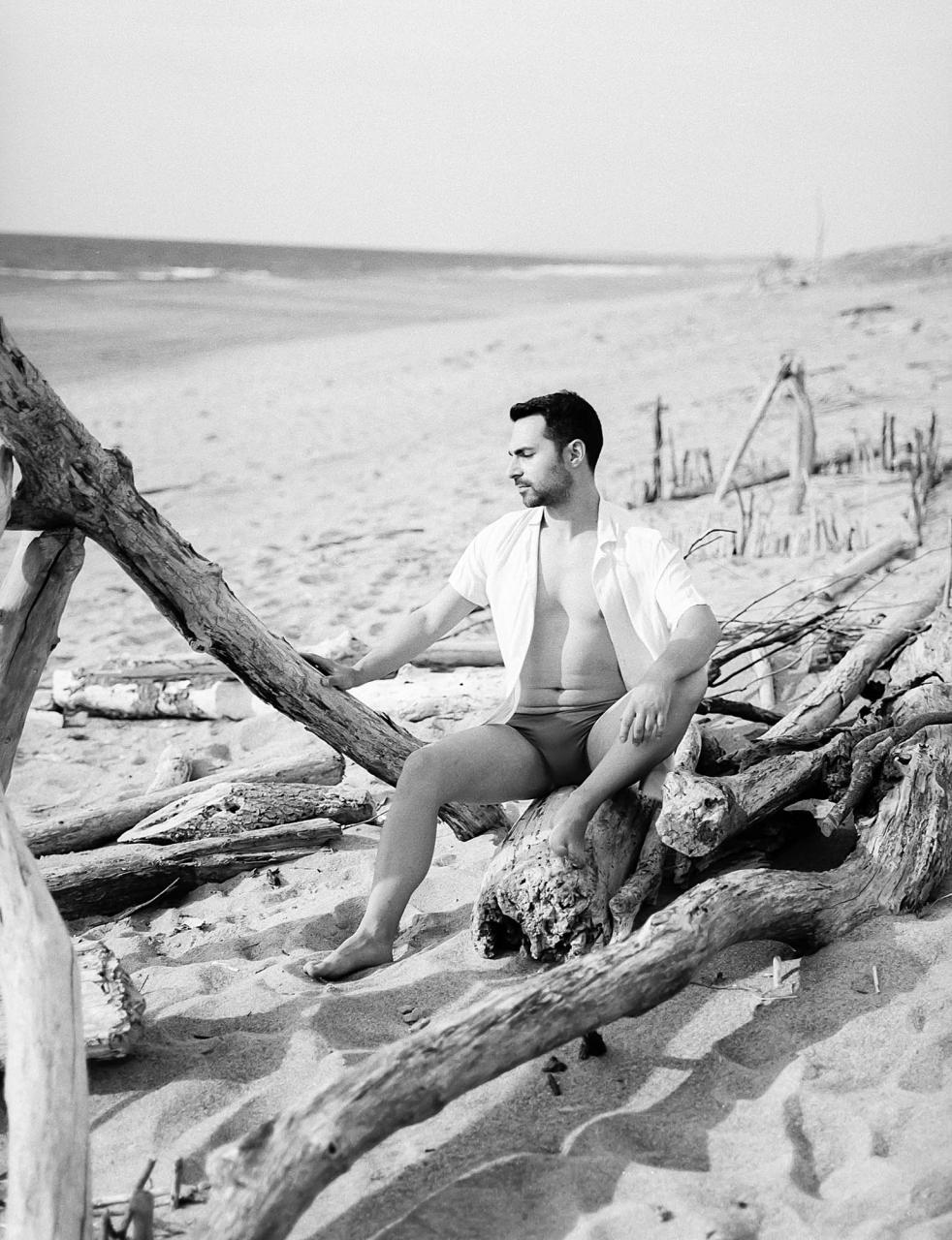 Julen Torres: the Basque guy who strips everything off on the beach and lets you watch