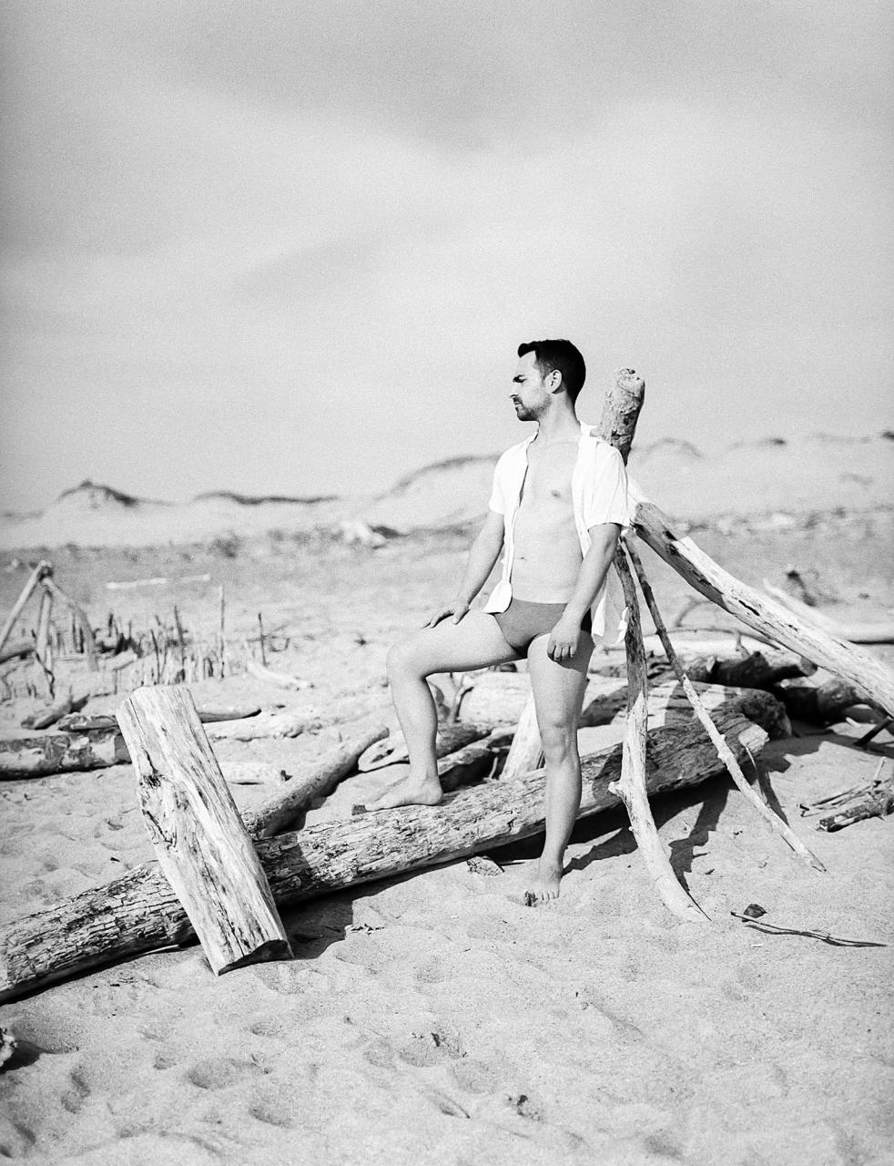 Julen Torres: the Basque guy who strips everything off on the beach and lets you watch