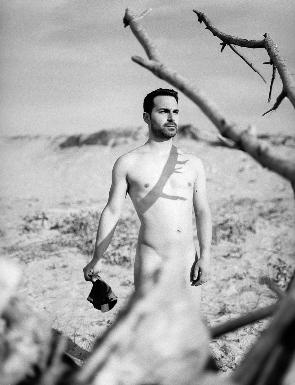 Julen Torres: the Basque guy who strips everything off on the beach and lets you watch