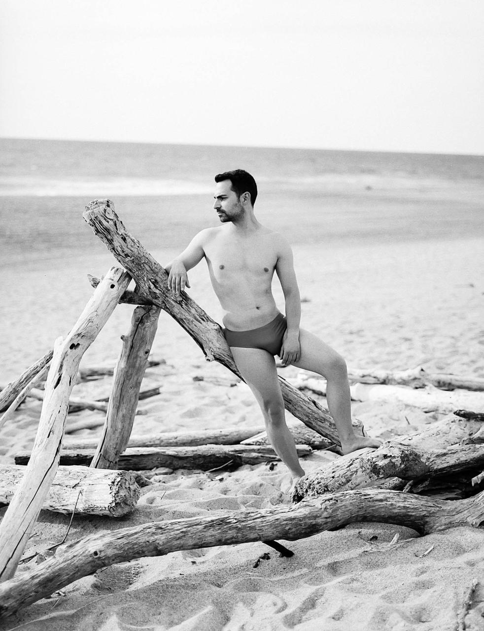Julen Torres: the Basque guy who strips everything off on the beach and lets you watch
