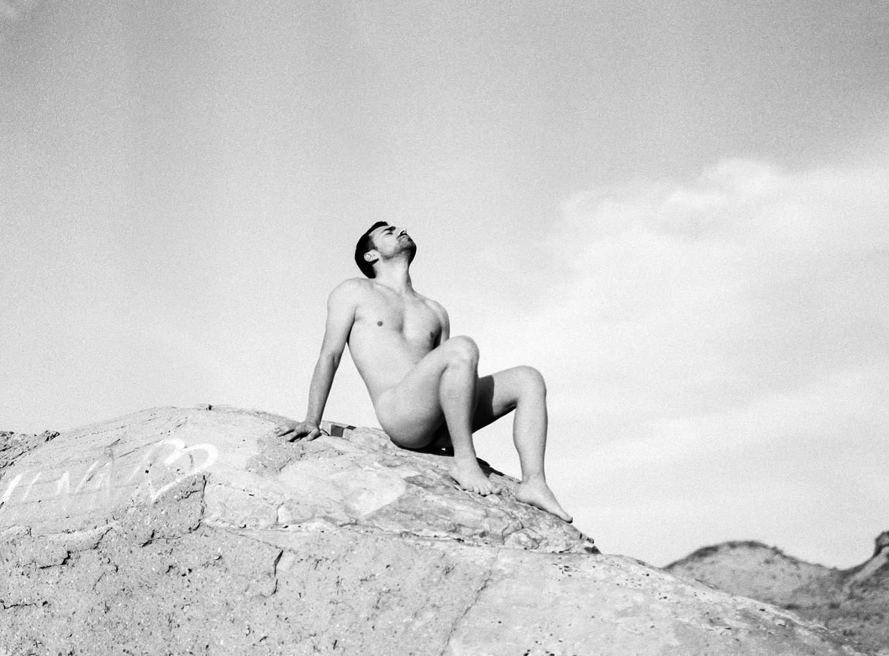 Julen Torres: the Basque guy who strips everything off on the beach and lets you watch