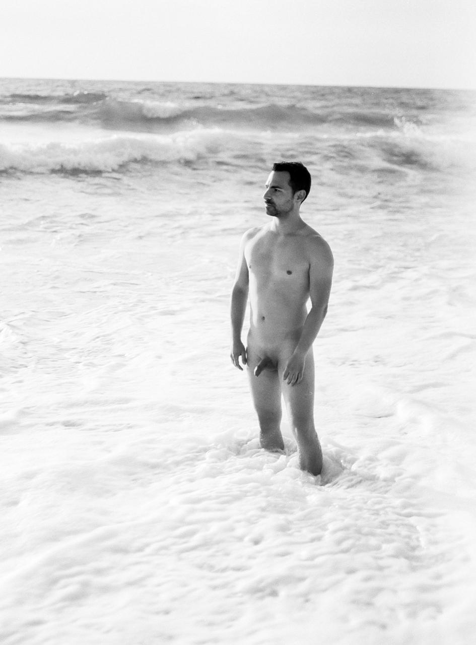 Julen Torres: the Basque guy who strips everything off on the beach and lets you watch