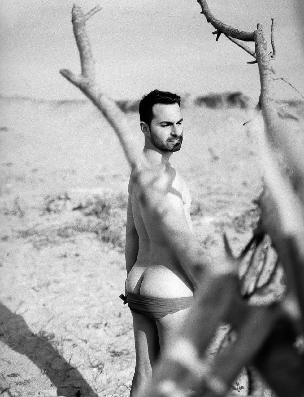 Julen Torres: the Basque guy who strips everything off on the beach and lets you watch
