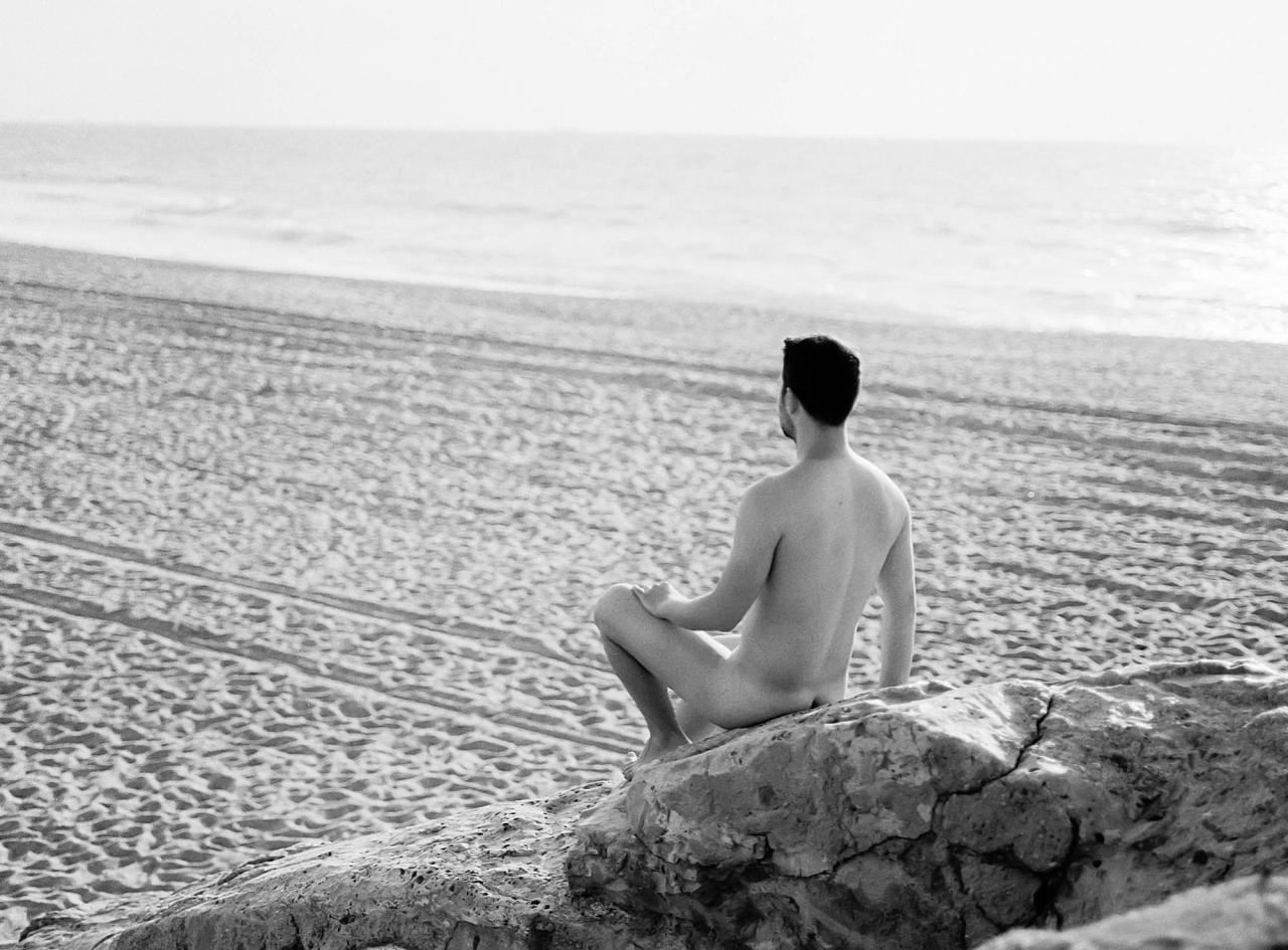 Julen Torres: the Basque guy who strips everything off on the beach and lets you watch