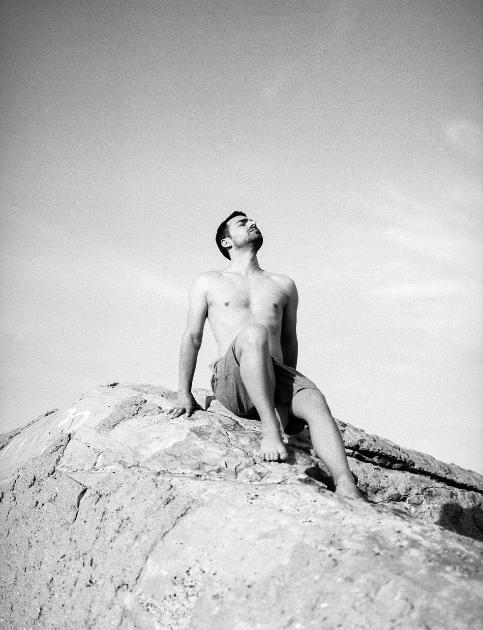 Julen Torres: the Basque guy who strips everything off on the beach and lets you watch